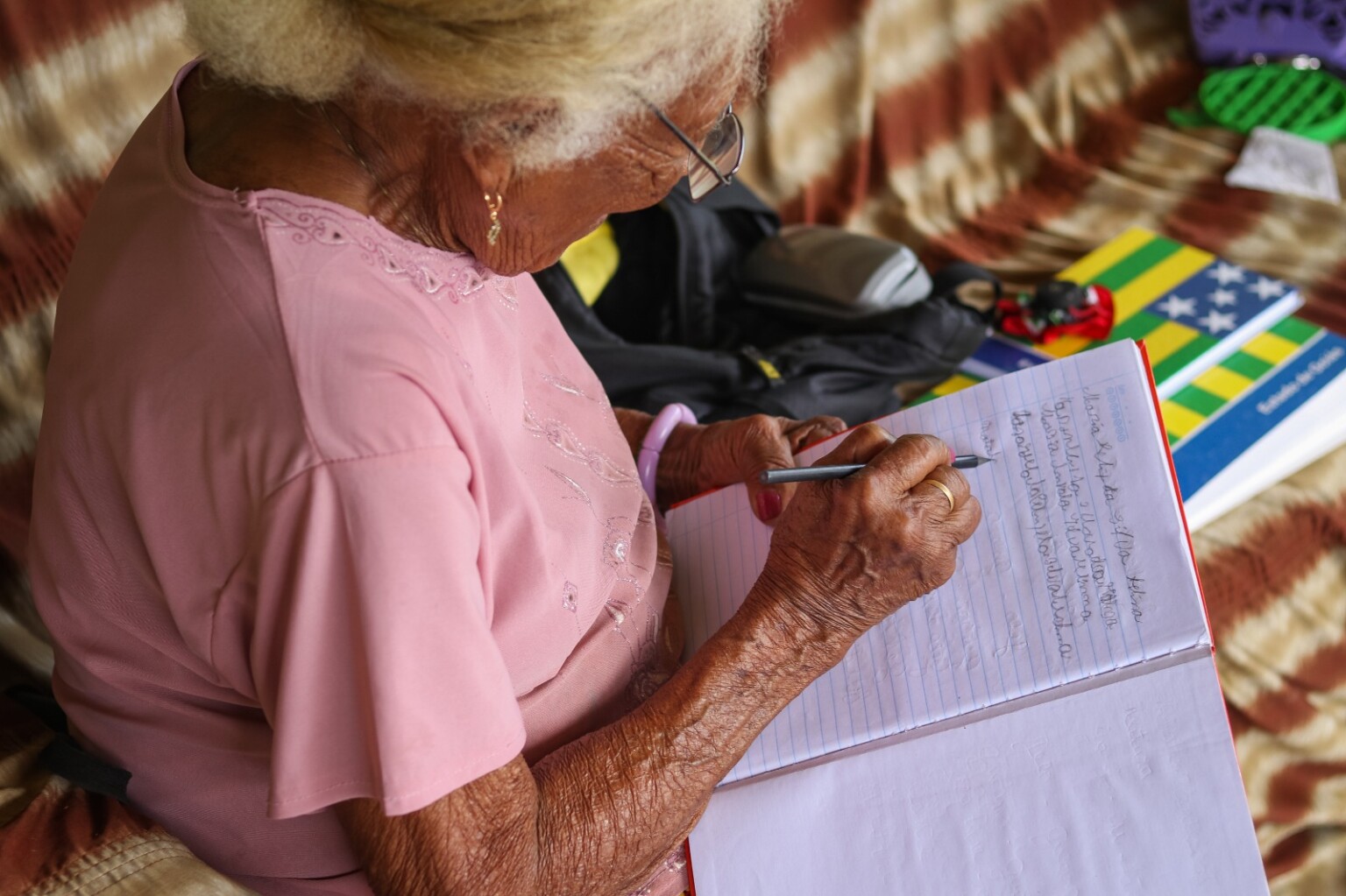 Dona Natália aprende a ler e escrever aos 90 anos de idade em Senador Canedo