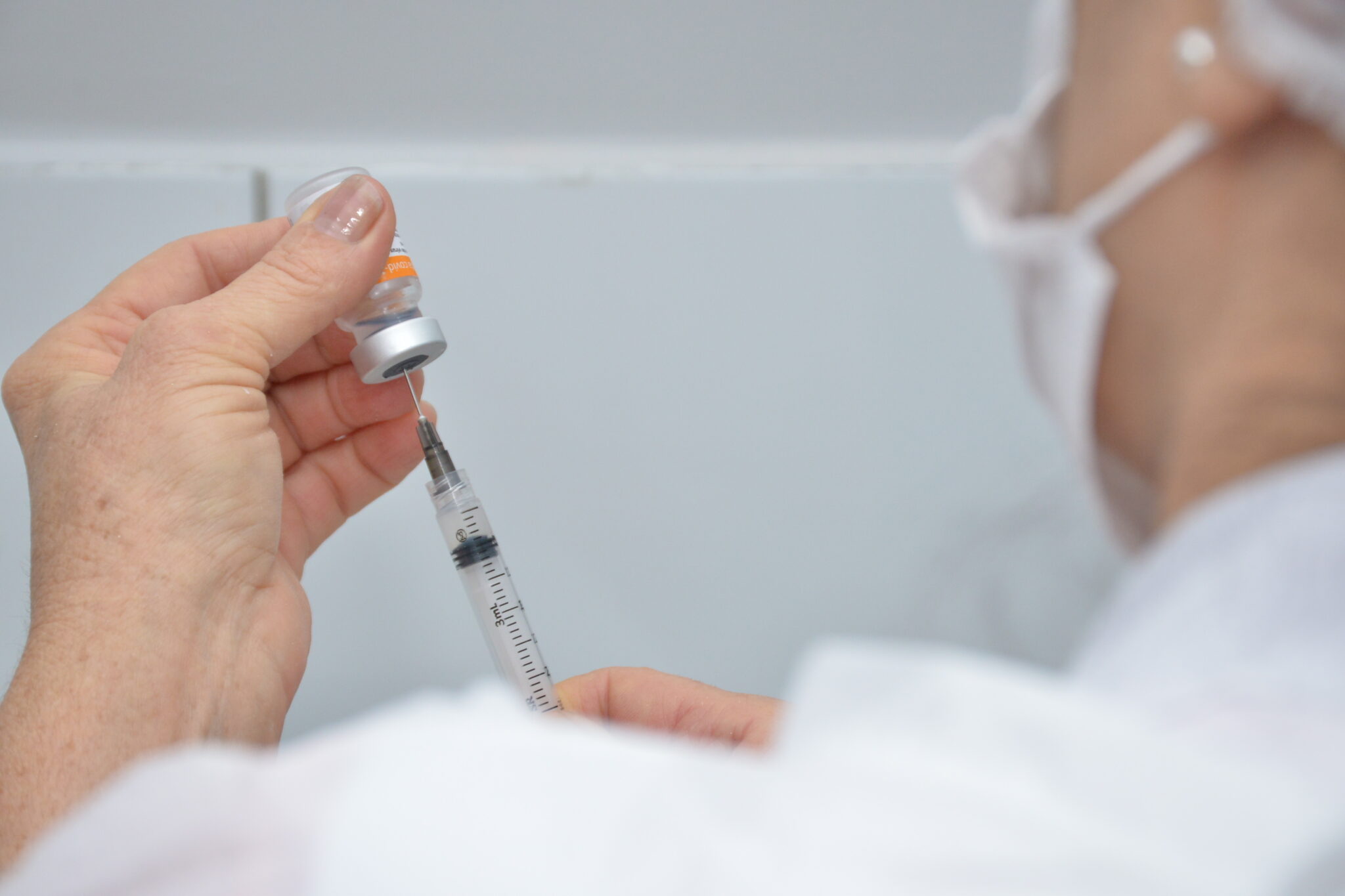 Pessoas com comorbidades já podem receber a vacina bivalente contra a covid-19 em Aparecida