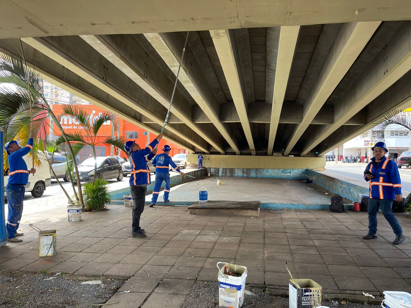 Viaduto da T-63 passa por manutenção para receber projeto Arte Urbana, com grafites de artistas goianos