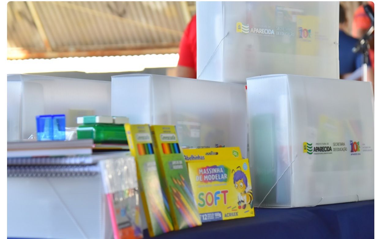 Educação de Aparecida de Goiânia entrega kits escolares para os 600 alunos da Escola São Francisco de Assis.