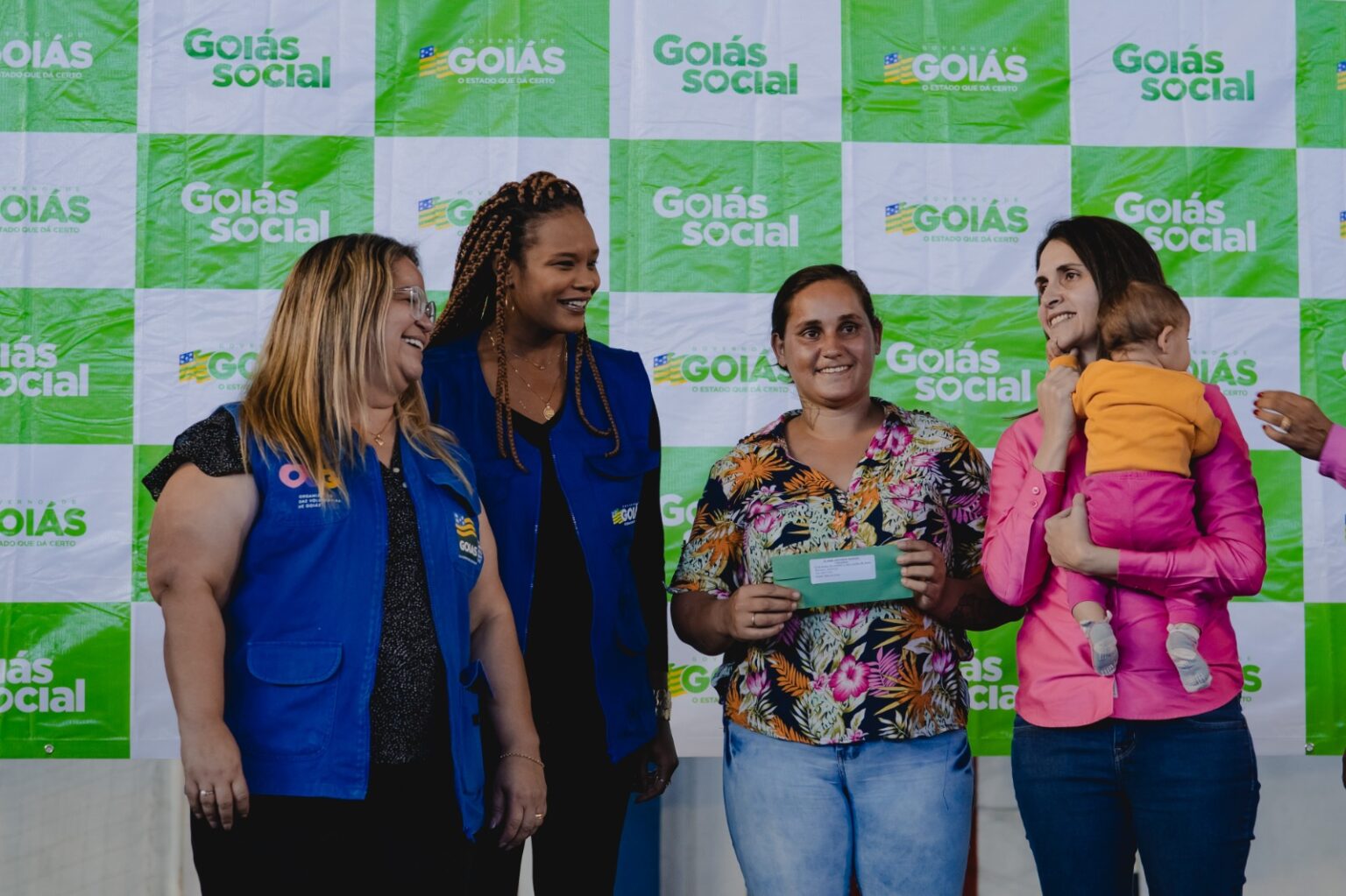 Prefeitura de Anápolis e Governo de Goiás entregam benefícios dos programas Dignidade, Mães de Goiás e Aprendiz do Futuro