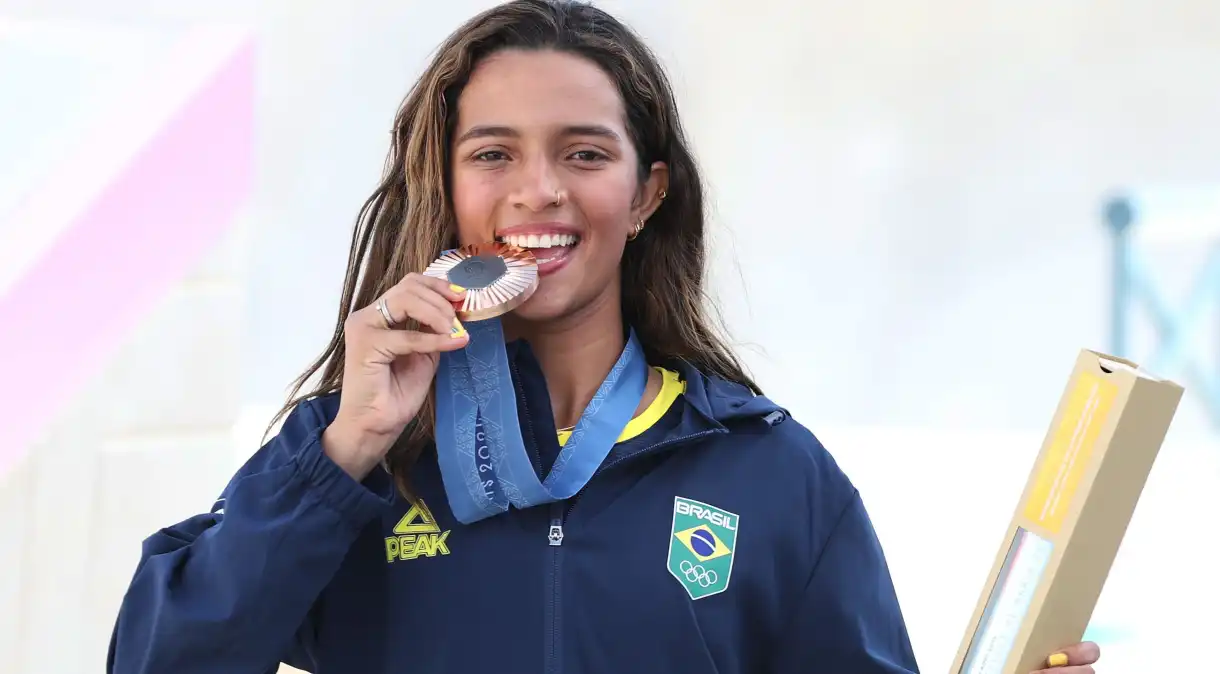 Rayssa Leal reflete sobre sua participação nos Jogos Olímpicos e se compromete a conquistar a medalha de ouro.